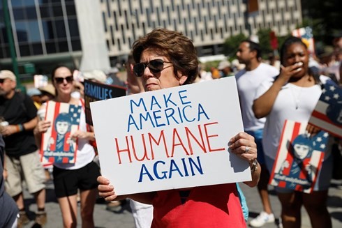 AS: Ratusan ribu orang melakukan demonstransi untuk memprotes kebijakan migran - ảnh 1