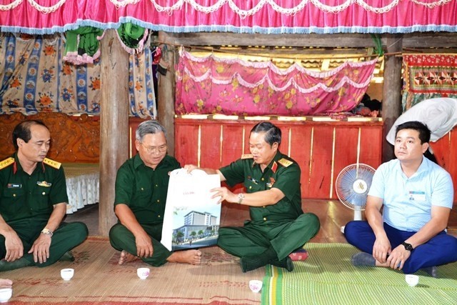 Wakil Ketua MN Vietnam, Do Ba Ty menyapa dan memberikan bingkisan kepada warga daerah banjir di Kabupaten Van Ban, Provinis Lao Cai - ảnh 1