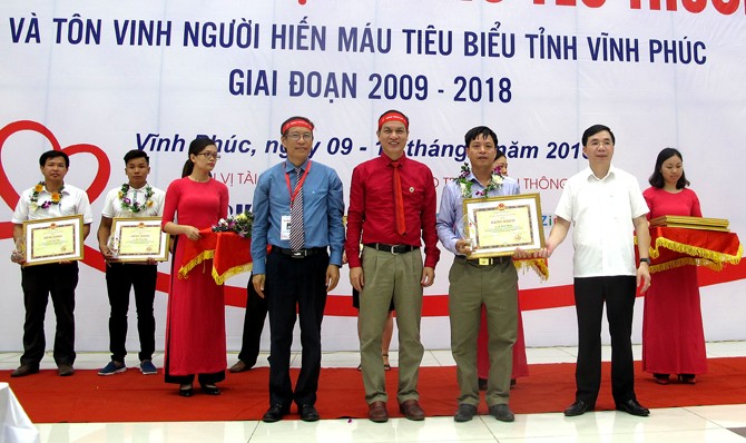Perjalanan Darah Merah 2018: Lebih dari 2.000 orang ikut memberikan donor darah sukarela di Provinsi Vinh  Phuc - ảnh 1