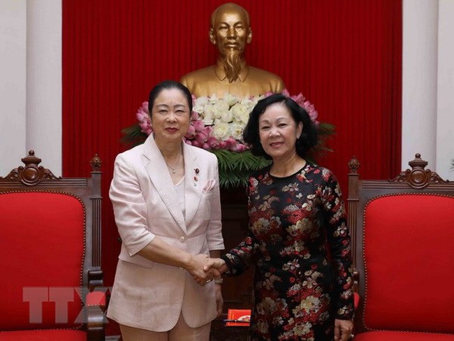 Kepala Departemen Penggerakan Massa Rakyat KS PKV, Truong Thi Mai menerima delegasi legislator wanina  dari Partai Liberal Demokrat Jepang - ảnh 1