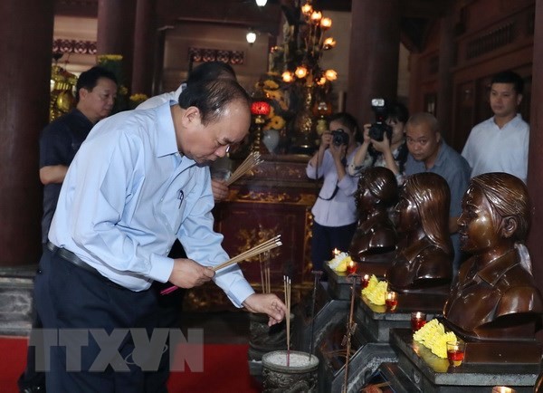 PM Vietnam, Nguyen Xuan Phuc membakar hio di Situs Peninggalan Sejarah Kim Lien - ảnh 1