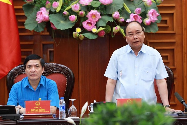 PM Vietnam, Nguyen Xuan Phuc melakukan temu kerja dengan Konfederasi Serikat Pekerja Vietnam - ảnh 1