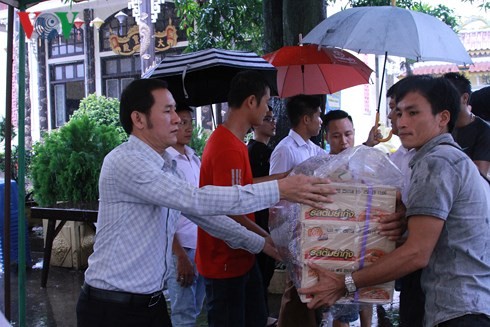 Orang Vietnam di Laos terus memberikan bantuan uang kepada warga Provinsi Attapeu - ảnh 1