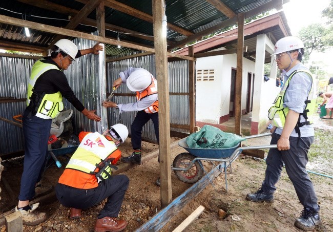 Bobolnya waduk hidrolistrik di Laos: Perusahaan SK E&C Republik Korea membangun rumah sementara untuk para warga - ảnh 1