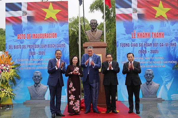 Upacara peresmian patung monumen  Profesor Juan Bosch-Presiden yang pertama Republik Dominikana di Kota Ha Noi - ảnh 1