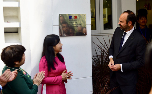 PM Perancis menghadiri upacara  peresmian Pusat Kesehatan Perancis di Kota Ho Chi Minh - ảnh 1