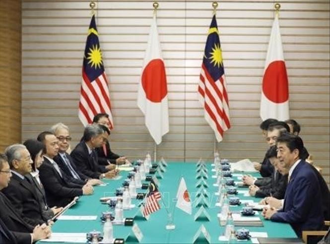 PM Jepang melakukan pembicaraan dengan timpalannya dari Malaysia - ảnh 1