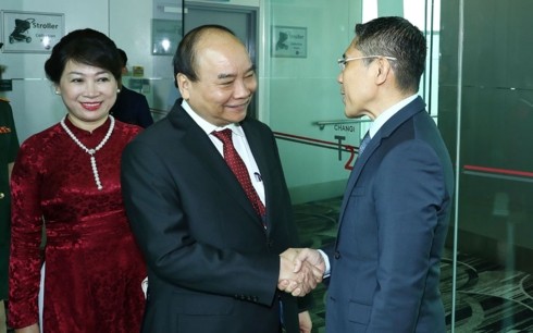 PM Vietnam, Nguyen Xuan Phuc tiba di Singapura, mulai menghadiri KTT ASEAN - ảnh 1