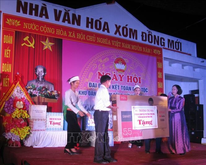 Kepala Departemen Penggerakan Massa Rakyat KS PKV, Truong Thi Mai menghadiri Hari Persatuan Besar  Seluruh Bangsa  di Provinsi Hoa Binh - ảnh 1