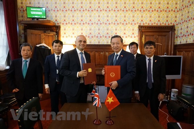 Vietnam dan Inggris menandatangani nota kesepahaman tentang kerjasama mencegah dan memberantas penyelundupan manusia - ảnh 1