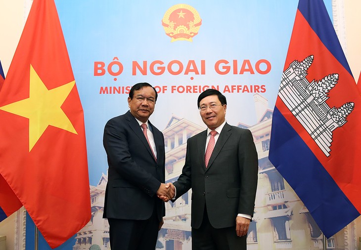 Deputi PM, Menlu Vietnam, Pham Binh Minh melakukan pembicaraan dengan Deputi PM, Menteri Luar Negeri dan Kerjasama Internasional Kamboja - ảnh 1