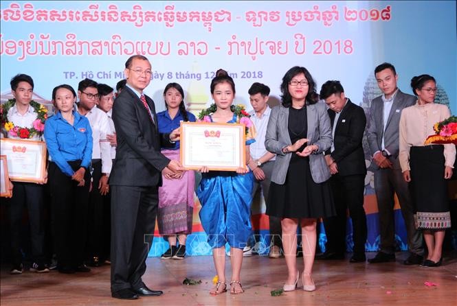 Memuji 130 mahasiwa Lao dan Kamboja yang tipikal tahun 2018 - ảnh 1
