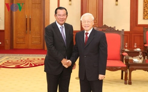 Sekjen, Presiden Vietnam, Nguyen Phu Trong menerima PM Pemerintah Kerajaan Kamboja, Samdech Techo Hun Sen - ảnh 1