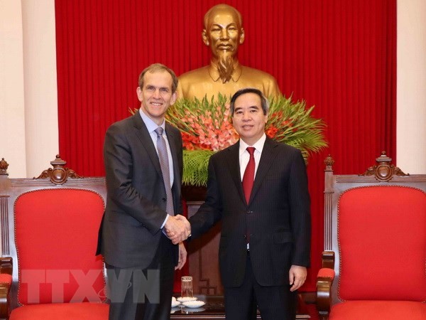 Kepala Departemen Ekonomi KS PKV, Nguyen Van Binh menerima Wakil Presiden  Grup Google.  - ảnh 1