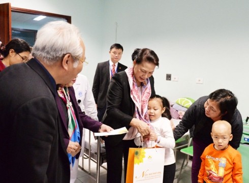 Pimpinan Partai Komunis dan Negara Vietnam mengunjungi dan memberikan bingkisan Hari Raya Tet kepada warga - ảnh 1