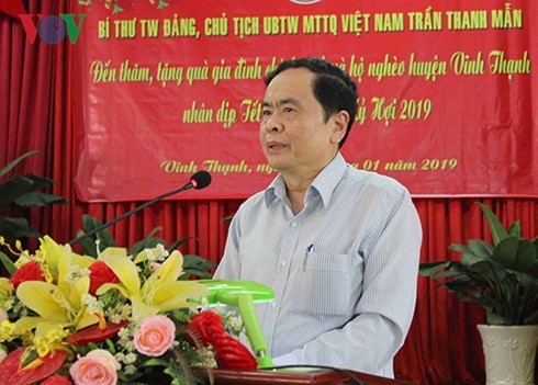 Ketua Pengurus Besar Front Tanah Air Vietnam memberikan bingkisan kepada keluarga-keluarga yang mendapat prioritas, kepala keluarga miskin di Provinsi Hau Giang - ảnh 1