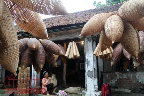Menjaga produk-produk khas dari desa kerajinan Vietnam - ảnh 1