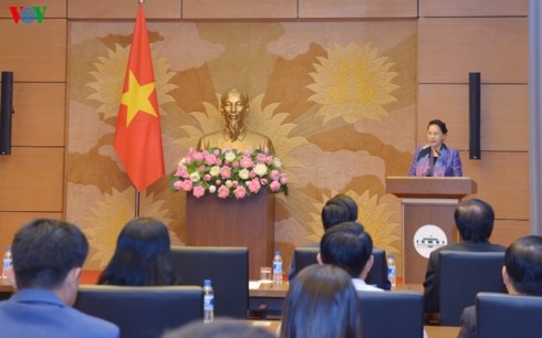 Ketua MN Vietnam, Ibu Nguyen Thi Kim Ngan memberikan bingkisan  kepada badan-badan usaha yang turut membantu masyarakat - ảnh 1