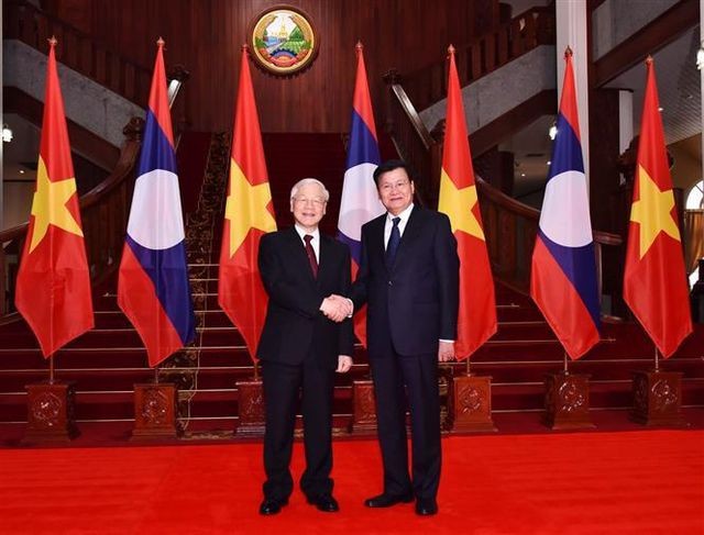 Sekjen, Presiden Vietnam, Nguyen Phu Trong melakukan pertemuan dengan para pemimpin Laos - ảnh 1