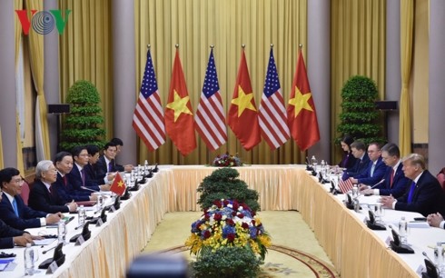 Sekjen, Presiden Vietnam, Nguyen Phu Trong mengadakan pembicaraan dengan Presiden AS, Donald Trump - ảnh 1
