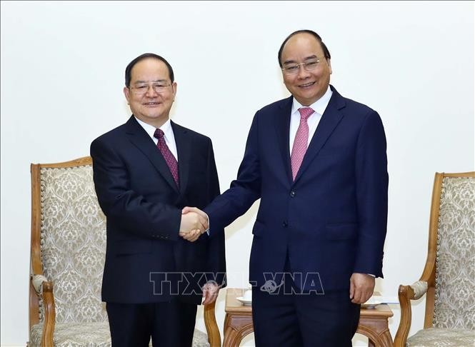 PM Vietnam, Nguyen Xuan Phuc menerima Sekretaris Komite Partai Zona Otonomi Zhoang, Guang Xi, Tiongkok - ảnh 1