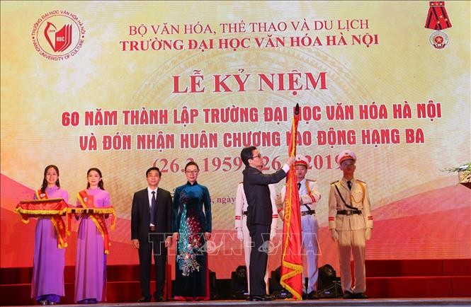 Deputi PM Viet Nam, Vu Duc Dam menghadiri Upacara peringatan ultah ke-60 berdirinya Sekolah Tinggi Kebudayaan Ha Noi - ảnh 1