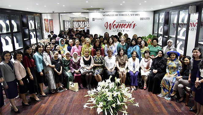 Temu muka dengan para Dubes perempuan, Kuasa Usaha Sementara dan Kepala organisasi-organisasi internasional, para Istri Dubes sehubungan dengan Hari Perempuan Internasional - ảnh 1