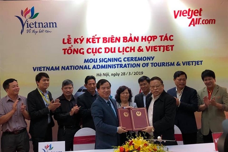 Menandatangani Notulen tentang promosi dan sosialisasi pariwisata antara Direktorat Jenderal Pariwisata Vietnam dengan Vietjet Air - ảnh 1