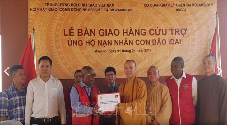 Pengurus Besar Sangha Buddha Vietnam memberikan barang bantuan kepada korban dalam supra taupan Idai di Mozambik - ảnh 1
