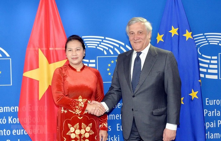 Ketua MN Nguyen Thi Kim Ngan melakukan pembicaraan dengan Presiden Parlemen Eropa - ảnh 1
