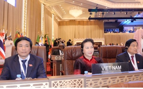 Ketua MN Vietnam, Ibu Nguyen Thi Kim Ngan tiba di Qatar, menghadiri Upacara pembukaan IPU-140 - ảnh 1