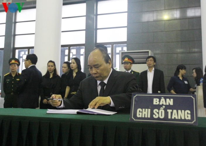 Mengadakan acara berziarah secara khidmat kepada Mayor Jenderal Dong Sy Nguyen menurut protokol kenegaraan - ảnh 1