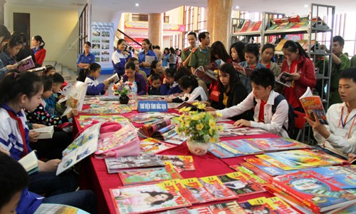 Banyak aktivitas menyambut Hari Buku Vietnam di daerah-daerah - ảnh 1