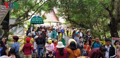 Kuil menyembah Au Lac, Kota Da Lat menyarap kedatangan banyak wisatawan pada Hari Haul Cikal Bakal Bangsa Raja Hung - ảnh 1