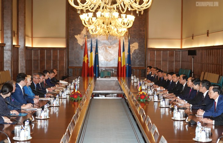 PM Rumania, Viorica Dancila memimpin acara penyambutan kepada PM Vietnam,Nguyen Xuan Phuc - ảnh 2