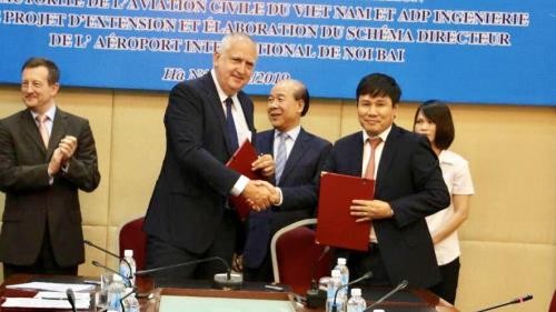 Direktorat Penerbangan Vietnam bersama dengan ADPi (Perancis) tentang  menandatangani MOU penelitian kapasitas bandara Noi Bai - ảnh 1