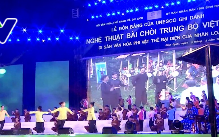 Upacara menerima Piagam UNESCO yang mencatat “Seni nyanyian lagu rakyat Bai Choi Trung Bo, Vietnam” sebagai Pusaka budaya  nonbendawi yang memwakili umat manusia - ảnh 1