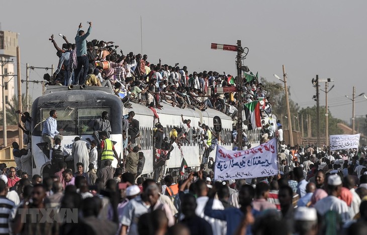 Sudan: Faksi oposisi akan menerima usulan untuk bertemu Dewan Militer - ảnh 1