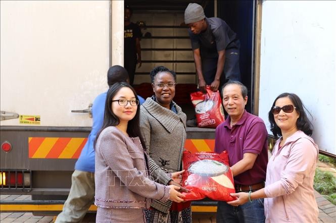 Komunitas orang Vietnam di Afrika Selatan membantu Zimbabwe mengatasi akibat supra taupan Idai - ảnh 1