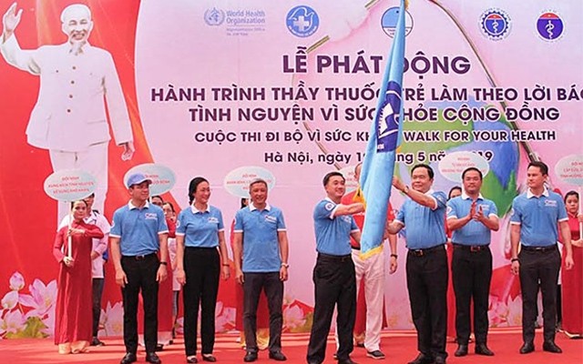 Upacara pencanangan Perjalanan Dokter muda bertindak sesuai dengan ajaran Presiden Ho Chi Minh tahun 2019 - ảnh 1