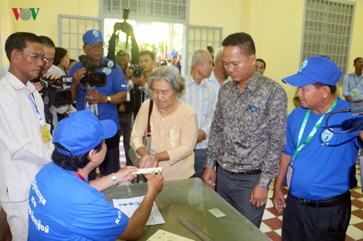 Kamboja melakukan pemilihan Dewan distrik/kabupaten dan provinsi/kota - ảnh 1