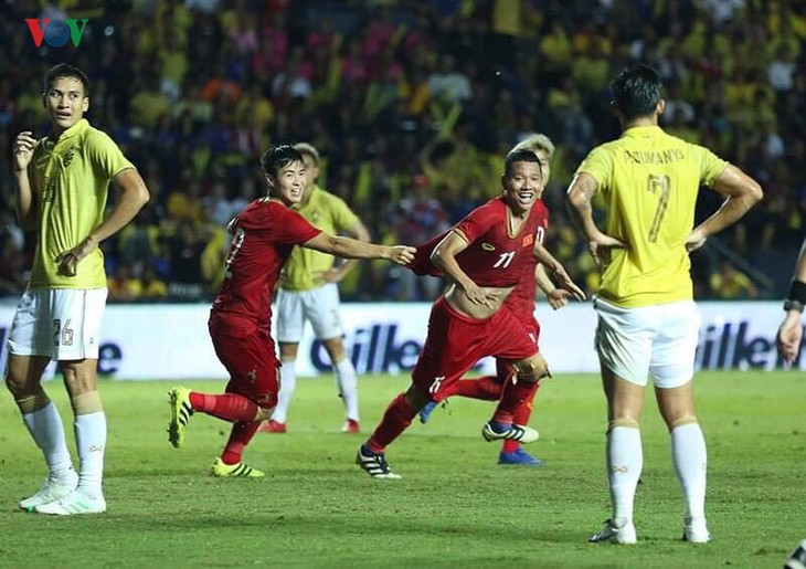 Tim sepak bola Vietnam lolos masuk ke babak final turnamen “King’s Cup” - ảnh 1
