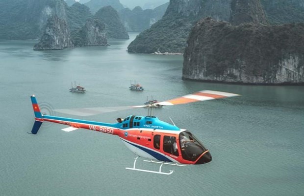 Media internasional memperkenalkan penghayatan di Teluk Ha Long dengan helikopter - ảnh 1