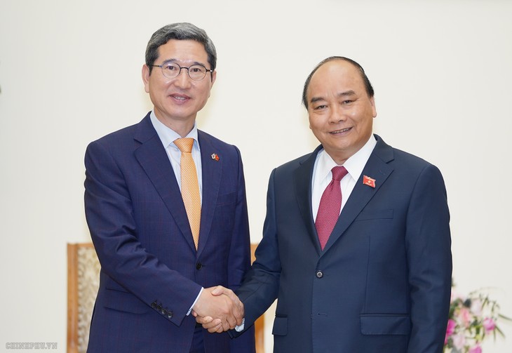 PM Nguyen Xuan Phuc menerima Ketua Kelompok Legislator Persahabatan Republik Korea – Vietnam, Kim Hack Yong - ảnh 1
