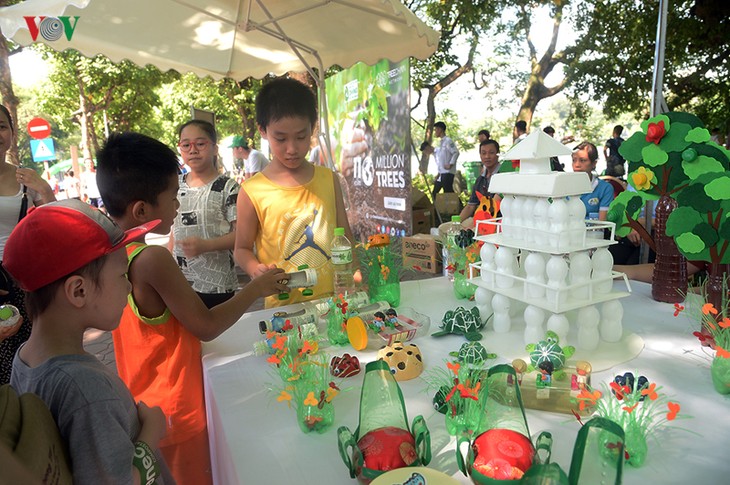 Memperkenalkan sepintas-lintas tentang upaya-upaya  komunitas dalam gerakan menanggulangi  sampah plastik di Vietnam - ảnh 1