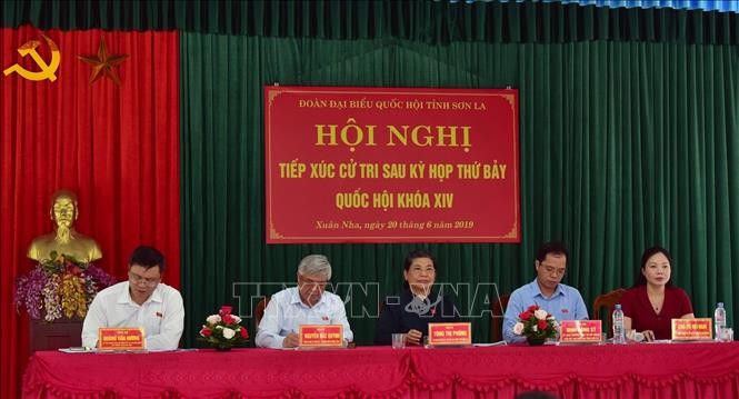 Wakil Harian Ketua MN Vietnam, Tong Thi Phong melakukan kontak dengan pemilih di Provinsi Son La - ảnh 1