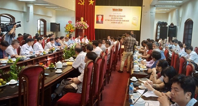 Menerbitkan buku : “Sekjen KS PKV, Presiden Nguyen Phu Trong dengan perasaan rakyat seluruh negeri dan sahabat internasional” - ảnh 1
