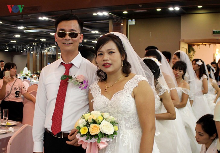 Impian memakai gaun pengantin, pasangan suami-istri tuna netra harus melewati  ratusan Km datang ke Kota Ha Noi - ảnh 9