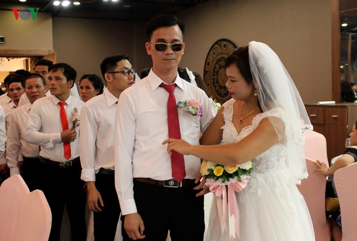 Impian memakai gaun pengantin, pasangan suami-istri tuna netra harus melewati  ratusan Km datang ke Kota Ha Noi - ảnh 10