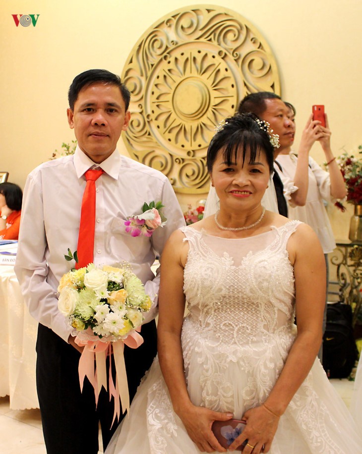 Impian memakai gaun pengantin, pasangan suami-istri tuna netra harus melewati  ratusan Km datang ke Kota Ha Noi - ảnh 11